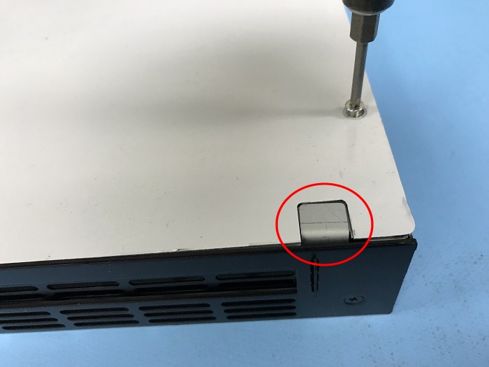 ../_images/sg-4860-8860-1u-attach-lid.jpg